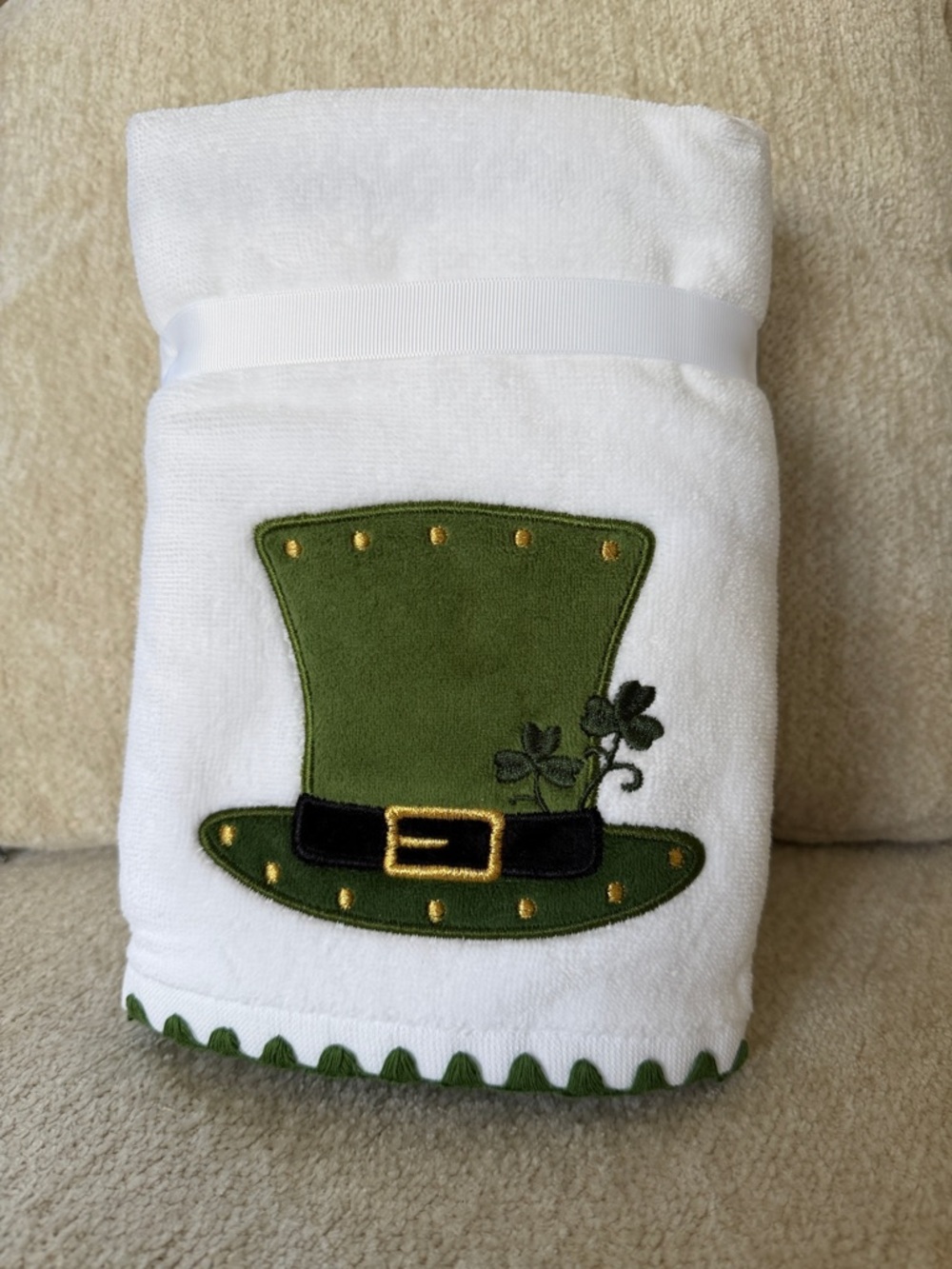 KassaDecor White Hand Towel with Green Embroidered Leprechaun Hat, Set of 2
